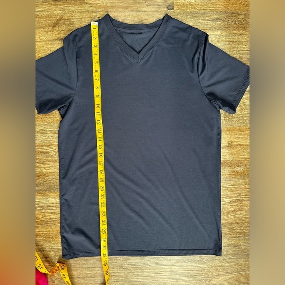 lululemon Fundamental V-Neck T-Shirt Size M - Picture 11 of 11